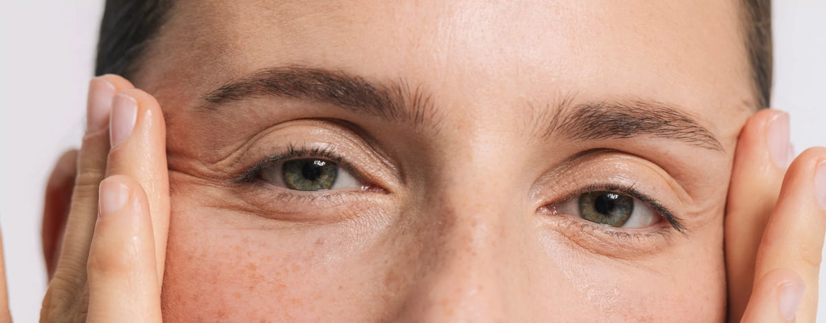 Parfum, alcool, conservateurs : les ennemis cachés de vos yeux